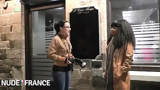 Büyük zenci fahişe yaşlı beyaz yarağı emiyor