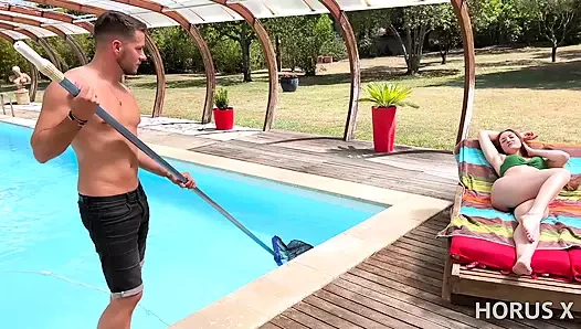 Sevimli orta yaşlı seksi kadın Julia Maze havuz başında sikiliyor