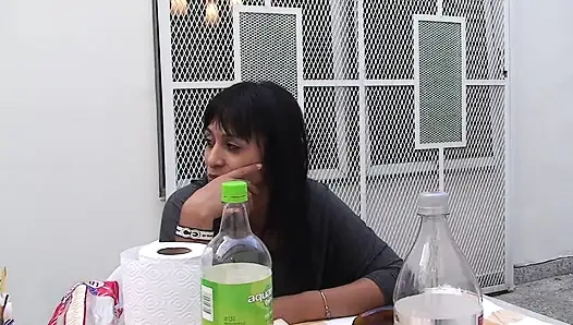 Esmer olgun kadın egemenliği kölenin sert yarağını emiyor ve biniyor