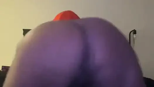Eğilmiş zıplayan büyük götümü sallıyor