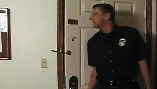 Edepsiz polis, kaçağı içeri almak yerine götünden sikiyor