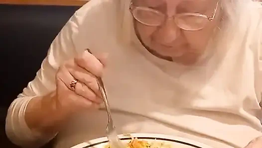 Üvey annem ve ben kahvaltı yiyorduk