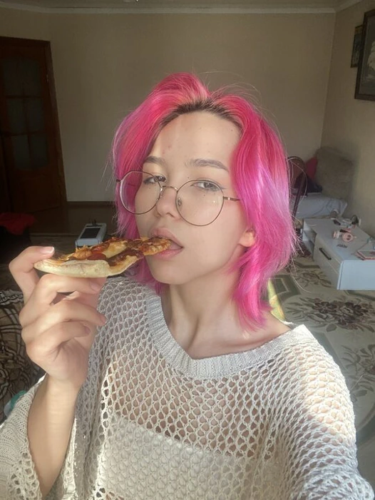 Sıcak genç Asya kız çalışır için koymak bir dev yapay penis içinde ona küçük ağız