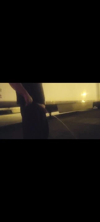 Bambam çabucak işemek istiyor, birisine işemek istiyordum