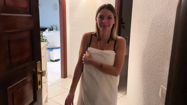 Hamile komşumun kapısını çalıyorum, beni eve aldı, penisimi emdi ve sevişti