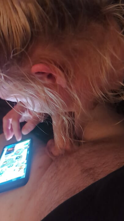 Evli kadın telefonunda oynarken yarak emiyor