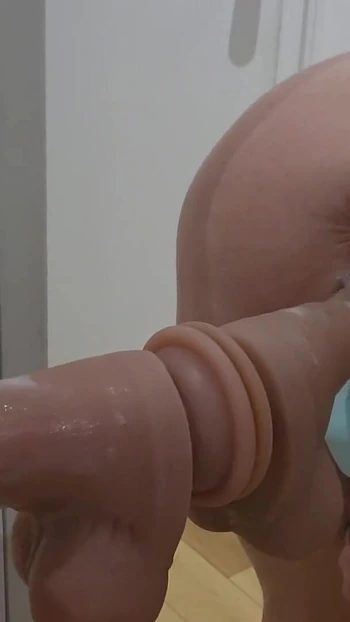 Сногсшибательный момент из "Любительского видео "Хотвайф" Raquel Van Zant испытывает натягивающую член секс-игрушку при зеркале"