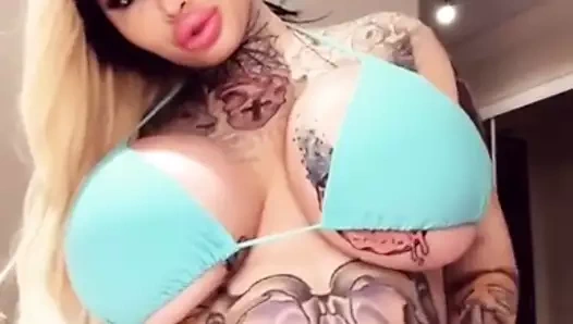 Bikini sürtük mürekkebini sergiliyor