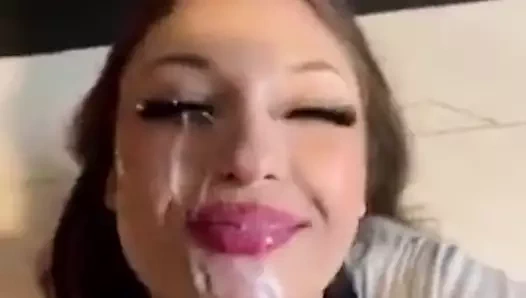 Petite tatlım güzel yüzünün her yerinde yük alıyor