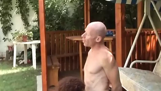 Çirkin Alman iri güzel sürtük açık havada sert seks yaptıktan sonra döl içiyor