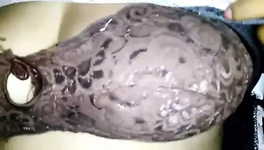 Erkek arkadaşına göğüsler ve kıllı amcık gösterisi