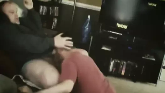 Yaşlı adamın sikini emmek ve onun boşalmasını yemek