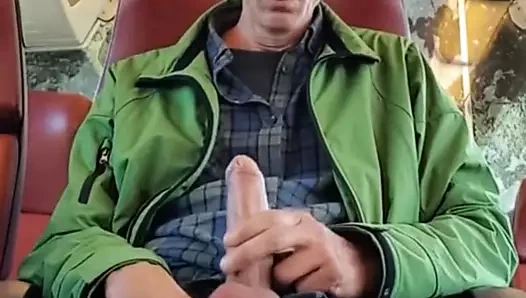 Öğütücü olgun yorgun trende video yapar