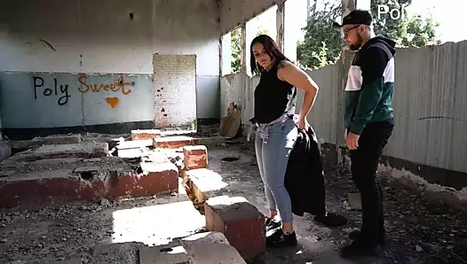 Arabada sıcak oral seks ve halka açık bir yerde arsız ilişkilendirmeye