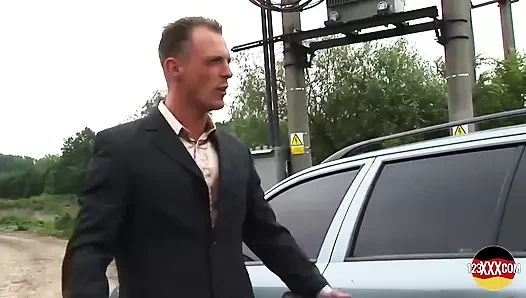 Boğazına uzun bir yarak sokmana bayılıyor.