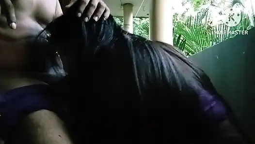 Aşk ve gülümsemeyle dolu bir akşam