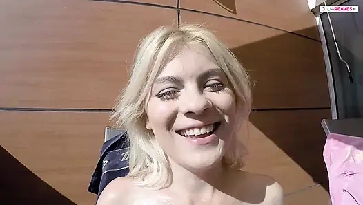 Evde balkonda azdı ve sonra sikişiyor