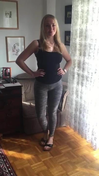 Viktoria'nın sandaletlerde mükemmel ayak parmakları var