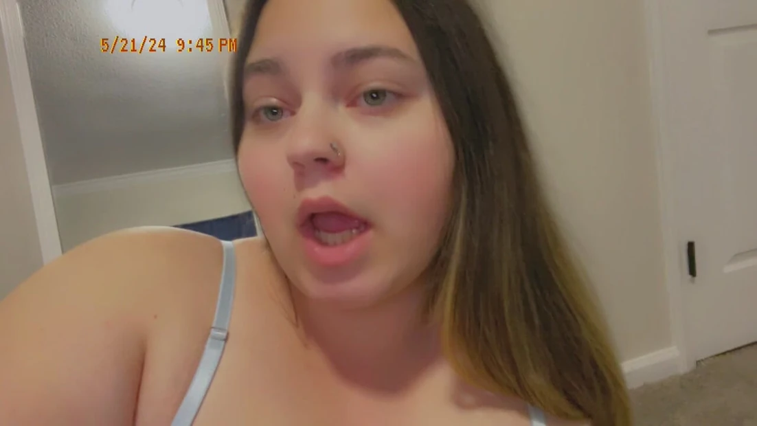 Пухлая девушка играет со своими сисечками