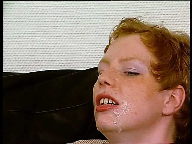 Kısa saçlı genç kız oyuncu seçmelerinde sıkı göt deliğini parmaklatıyor