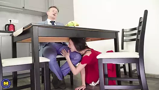 kız verir bir oral seks için üvey ve baştan onu