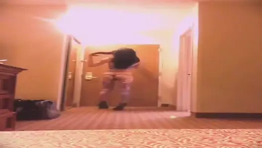 Küçük kadın kılıklı götünü salla