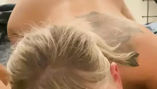 Sırtımda sakso çekiyor