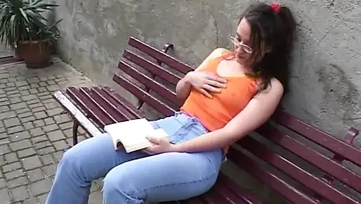 Genç esmer amını parmaklıyor iki sert adam tarafından ortaya çıkıyor