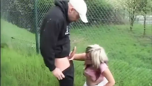 Scheming Alman fahişe ıslak amcığını sokağın ortasında siktiriyor