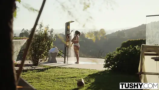 Tushy - sexy milf divorciada Eva Angelina es follada por sus dos vecinos calientes