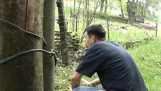 Güzel kadın güneş banyosundan sonra dışarıda sikişiyor