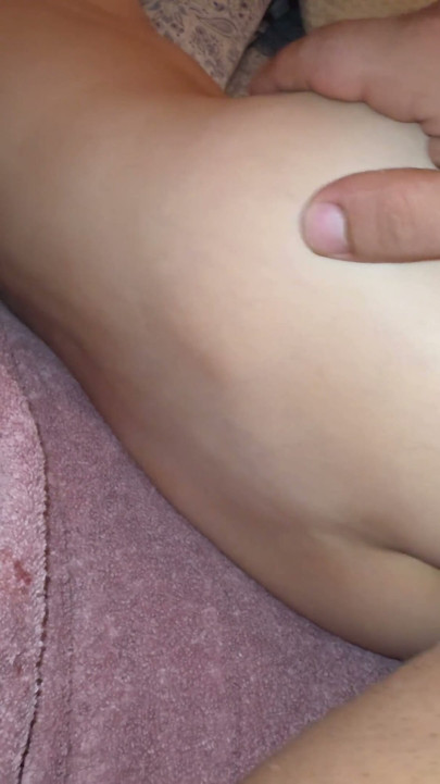 Üvey erkek kardeşim beni arkadan derinden sikiyor ve amcığımın içine büyük miktarda sperm boşaltıyor