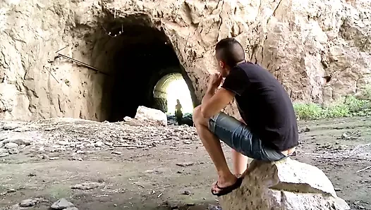 Genç sürtük plajda amından sikiliyor