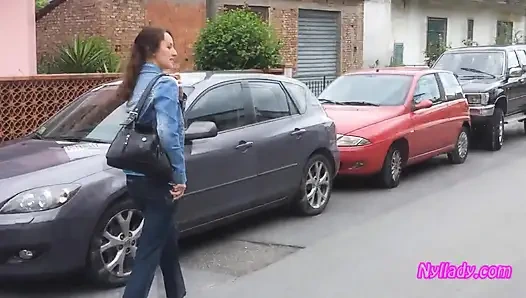 Çıplak ayakla siyah pompalarla sürüş ve devirme