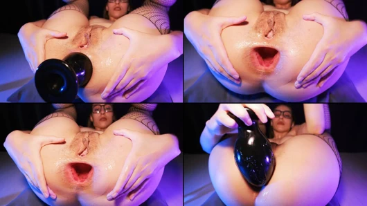 Büyük göt tıkacı göt oyunu (anal, sert, delik genişletme, büyük oyuncak, esmer, gözlük, file, esneme)