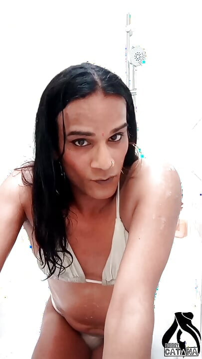 Tswoman'ın bikinili banyo zamanı bacaklarını ve amını tıraş ediyor ve işemenin tadını çıkarıyor