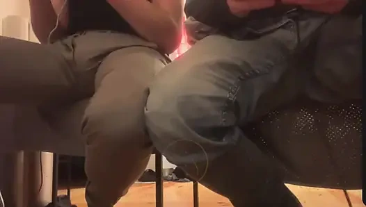 2 amatör ev arkadaşı bir takipçi için kamerada pantolonlarını ıslatıyor