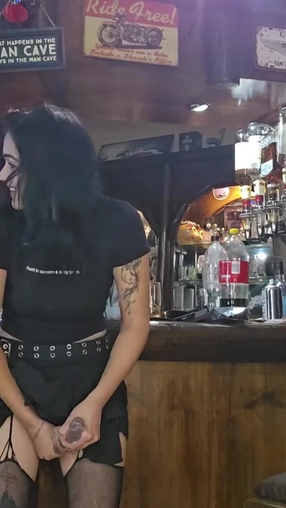 Kocalar izlerken kızlar takma yaraksız dildoyla birbirlerini sikiyor | Klip 1