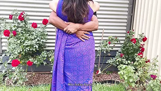 Büyük memeli Hintli üvey anne geleneksel sari giyiyor - açık havada domalarak sikiliyor - sari seks