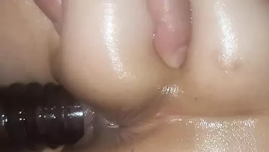 Güzel Asyalı karım en sevdiği oyuncağıyla iki.