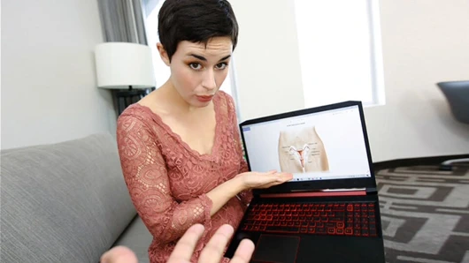 Utangaç adam üvey annesinden seks öğrenir