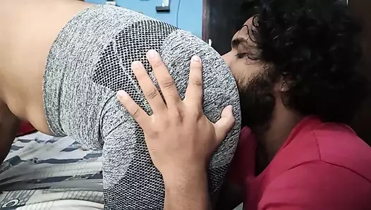 Ateşli göğüsler emiyor ve Hintli çiftlerin göt öpücüğü romantizmi