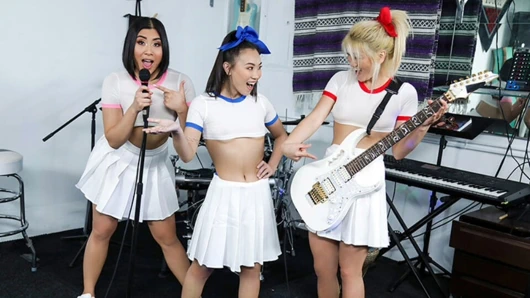 Koreli güzeller yapımcı Johnny ile müzik videosu seçmeleri