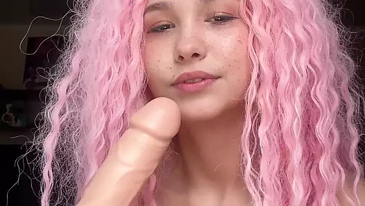 genç seksi asyalı kız güçlü bir yapay penis oral seks verir ve orgazm için mastürbasyon yapar, cum yuvarlanmasını izle