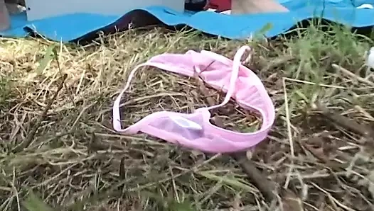 İki yürüyüşçü ormanda biraz zevk için sevimli bir kızla tanışiyor