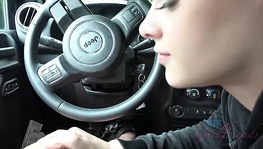 Bakış açısı elsa jean arabada sakso ve elle muamele! Sarışın emiyor, sert biniyor ve sonra büyük boşalma
