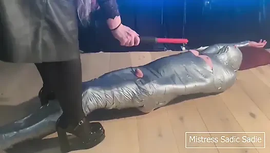 Aşağılama, çiğneme, elektro oyun ve diğer sapık oyunlarla dolu esaret filmi