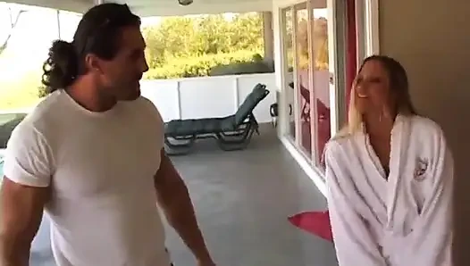 Lezzetli şişman götlü kalın sarışın arkadan sikiliyor
