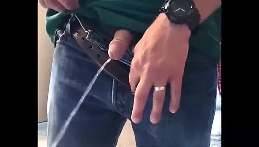 Yüksek ve dar sünnetli penis işeme