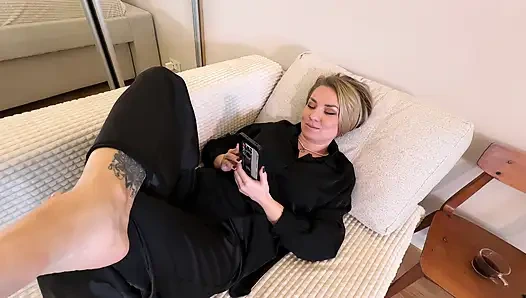 Kanepede sıkı bir vajina sevişiyor.